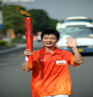中山最年轻的火炬手展示着青春激情